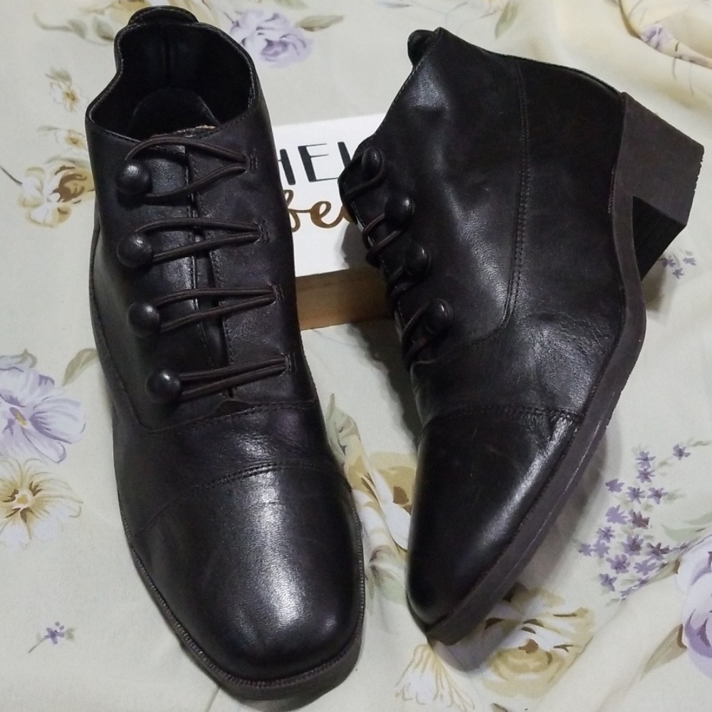 Beautiful VTG Leather Booties NWOT